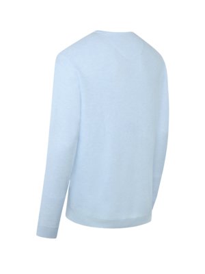Rückansicht eines hellblauen Pullovers mit langen Ärmeln, aus leicht strukturiertem Stoff gefertigt.