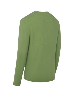 Ein olivgrüner Pullover mit langen Ärmeln, auf weißem Hintergrund und in Rückansicht von rechts aufgenommen.