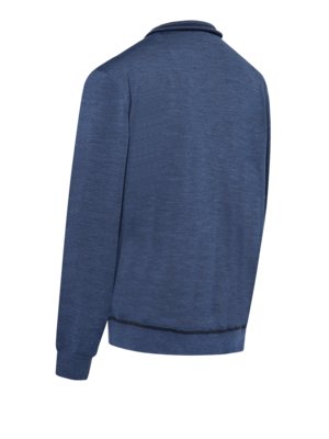 Ein blaues Sweatshirt von hinten gesehen. Es hat einen Kragen und lange Ärmel. Der Saum des Sweatshirts und die Ränder des Kragens haben eine dunklere Naht. Der Hintergrund ist weiß.