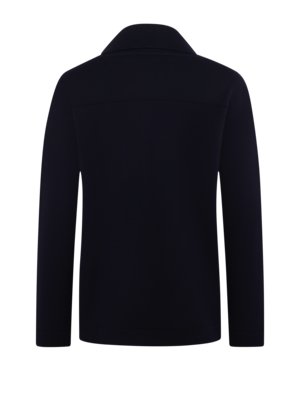 Rückansicht einer dunkelblauen Jacke. Die Jacke hat einen Kragen, lange Ärmel und eine einfache, saubere Form. Sie hat eine senkrechte Naht im oberen Rückenbereich. Der Hintergrund ist weiß.