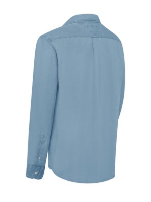 Rückansicht eines hellblauen Jeanshemdes auf weißem Hintergrund. Das Hemd hat einen Kragen, lange Ärmel mit Knöpfen und eine vertikale Naht in der Mitte des Rückens. Das Material scheint Jeansstoff zu sein.