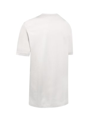 Ein cremefarbenes T-Shirt, von hinten fotografiert, mit kurzen Ärmeln und Rundhalsausschnitt. Der untere Saum des T-Shirts ist leicht gebogen. Das T-Shirt steht frei.