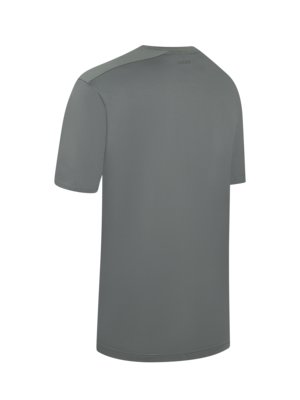 Graues, kurzärmeliges T-Shirt vor weißem Hintergrund. Die Rückseite ist zu sehen, ein breiterer Stoffbereich am oberen Rücken. Ein kleiner Schriftzug ist am Nacken zu erkennen.