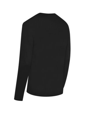 Ein schwarzes Langarmshirt, von hinten und leicht schräg von links unten nach rechts oben fotografiert. Der Hintergrund ist weiß, das Shirt ist glatt und hat lange Ärmel. Der Ausschnitt ist rund.