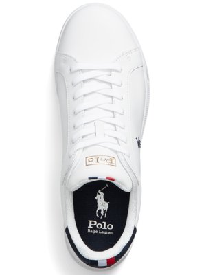 Ein weißer Polo-Sneaker aus Leder von oben gesehen. Auf der Zunge steht "Polo" in Gold, kleine Flagge, das Logo ist in der Innensohle und an der Seite, die Sohle ist weiß.