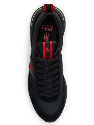 Draufsicht auf einen schwarzen Polo Ralph Lauren Sportschuh. Der Schuh hat schwarze Schnürsenkel, rote Details und ein rotes Logo. Der Schuh ist auf schwarzem Grund mit weißem Rahmen.