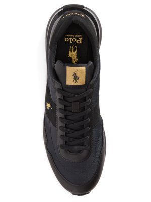 Draufsicht auf einen schwarzen Polo Ralph Lauren Sportschuh. Der Schuh hat eine schwarze Schnürung und ein goldenes Logo. Das Logo befindet sich an der Zunge, an der Seite und im Inneren des Schuhs. Die Sohle ist schwarz.
