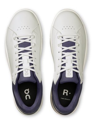 Zwei weiße Sneakers mit Schnürsenkeln und navy-blauen Akzenten, Ansicht von oben auf weißem Hintergrund.