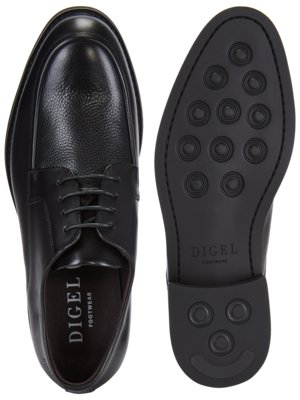 Ein schwarzer Lederschuh mit Schnürsenkeln und eine Schuhsohle mit kreisförmigen Profilen werden gezeigt. Auf der Sohle steht "DIGEL FOOTWEAR". Der Schuh hat eine runde Spitze und einen strukturierten Teil aus Leder.