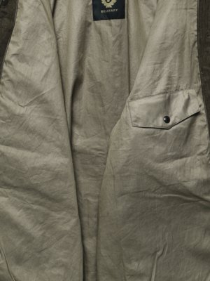 Belstaff Logo auf dem Futter einer Khaki-Jacke mit einer aufgesetzten Brusttasche.