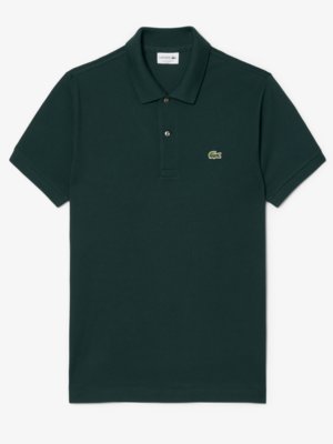 Een groene Lacoste poloshirt met korte mouwen. Het shirt heeft een kraag en drie knopen. Een klein krokodillenlogo is zichtbaar op de borst. De achtergrond is wit.