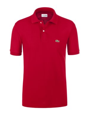 Een rode polo shirt met korte mouwen. Het shirt heeft een kraag met twee knopen en een klein groen logo op de borst. Het is waarschijnlijk een Lacoste shirt.