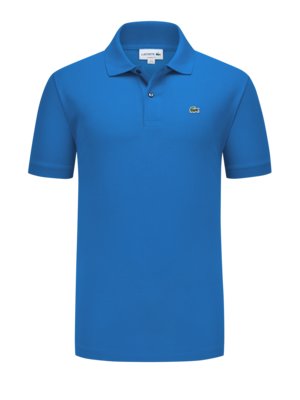 Blauw Lacoste polo shirt. De polo heeft korte mouwen, een kraag en drie knopen. Een groen krokodillenlogo is op de borst genaaid. De achtergrond is wit.