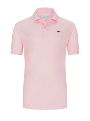 Een lichtroze polo shirt met korte mouwen. De polo heeft een kraag en knopen bij de hals. Op de borst is een klein donkergroen logo zichtbaar.