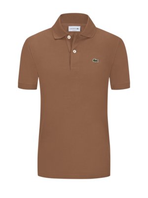 Bruine polo shirt van Lacoste met korte mouwen. De polo heeft een kraag en drie knopen. Een klein groen krokodillenlogo is op de borst te zien.