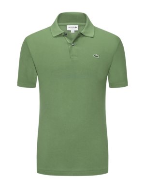 Een lichtgroene heren polo shirt van Lacoste met korte mouwen. De polo heeft een kraag, knoopsluiting en een klein logo op de borst.