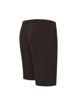 Dunkle Shorts mit zwei Gesäßtaschen, auf weißem Hintergrund.