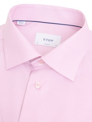 Nahaufnahme einer rosafarbenen Eton Hemd mit kleinem Karomuster und Kragen mit Button-Down-Knopf
