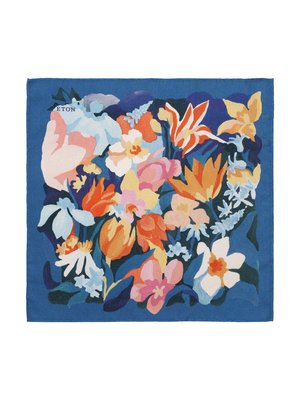 Quadratisches blaues Taschentuch mit Blumendesign. Verschiedene Blüten in Gelb, Orange, Rosa und Weiß auf dunkelblauem Hintergrund. Der Rand des Tuchs ist ebenfalls blau. Das Logo "ETON" ist in der oberen linken Ecke sichtbar.