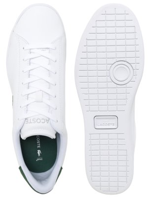 Weiße Lacoste Sneaker mit weißer Schnürung und grüner Innensohle von oben sowie die weiße Außensohle