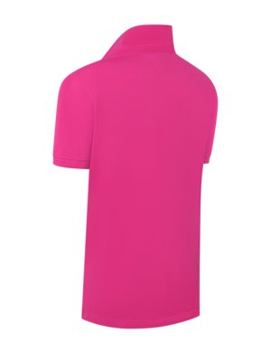 Rückansicht eines pinkfarbenen Poloshirts auf weißem Hintergrund. Das Shirt hat einen Kragen, kurze Ärmel und eine glatte Oberfläche. Der Hintergrund ist frei von Objekten.