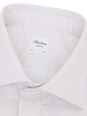 Nahaufnahme des Kragens eines weißen Hemdes mit kleinen, sich wiederholenden Mustern. Ein Etikett mit "Stenströms Comfort" ist sichtbar. Auf dem Etikett stehen die Größenangaben 45 und 17 3/4. Der Hemdkragen ist geöffnet.