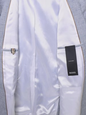 Innenansicht eines hellblauen Sakkos mit weißem Satinfutter und schwarzem Etikett der Marke BOSS
