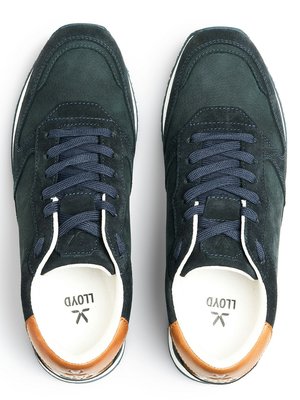 Zwei blaue Sneaker aus Wildleder, draufsicht. Die Schuhe haben blaue Schnürsenkel, weiße Sohlen und braune Akzente an der Ferse. Der Markenname "LLOYD" ist auf der Innensohle zu sehen.