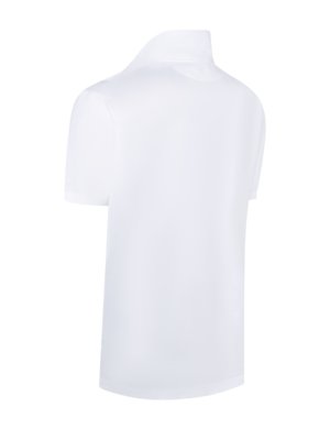 Biały t-shirt z kołnierzem i krótkimi rękawami, widok z tyłu na białym tle.