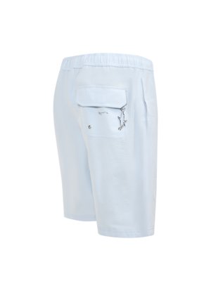 Hellblaue Badehose mit Gesäßtasche und Hai-Anhänger im Detail