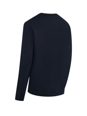 Ein dunkelblauer Pullover mit langen Ärmeln, der auf weißem Hintergrund gedreht ist.