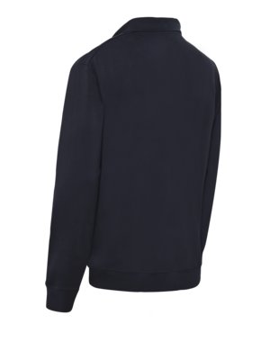 Ansicht der Rückseite eines schwarzen Pullovers mit Reißverschluss, die Ärmel sind lang. Der Kragen ist hoch. Der Pullover ist auf einem weißen Hintergrund fotografiert.