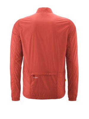 Rückenansicht einer roten leichten Jacke mit Stehkragen und einer Außentasche am Bund.