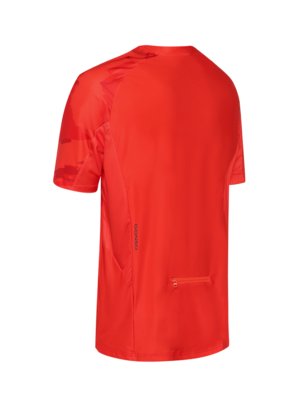 Rückseite eines roten T-Shirts mit Zippertasche und dezentem Logoabdruck an der Schulter