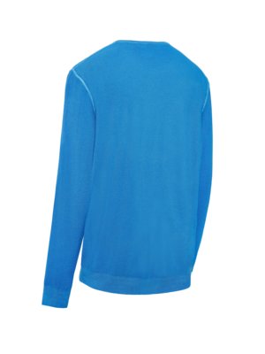 Ein hellblaues Sweatshirt, von hinten gesehen, vor weißem Hintergrund. Das Sweatshirt hat lange Ärmel und einen runden Halsausschnitt. Die Nähte sind hell. Der untere Saum und die Ärmelenden sind breit.