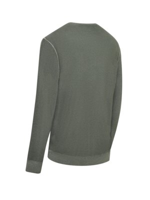 Ein grauer Pullover, der von hinten und der Seite abgebildet ist. Der Pullover hat lange Ärmel und einen Rundhalsausschnitt. Eine helle Naht ist auf der Schulter zu sehen. Der Stoff hat eine leicht raue Textur.