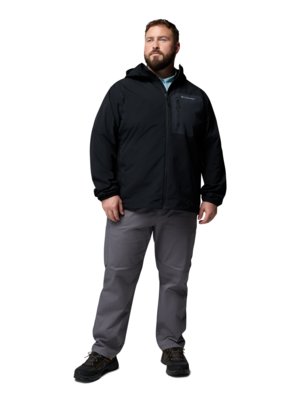 Ein Mann mit Bart trägt eine schwarze Jacke, graue Hose und schwarze Schuhe auf weißem Hintergrund.