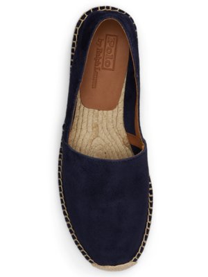 Draufsicht auf einen blauen Espadrille-Schuh. Der Schuh hat eine Stoffoberfläche, eine geflochtene Sohle und einen hellen Rand. Innen befindet sich ein braunes Lederstück mit dem Aufdruck "Polo by Ralph Lauren".