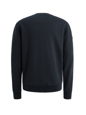 Rückansicht eines marineblauen Sweatshirts. Das Sweatshirt hat lange Ärmel, einen runden Halsausschnitt und ein kleines Logo am rechten Ärmel. Auf der Rückseite oben ist ein kleines Label sichtbar.
