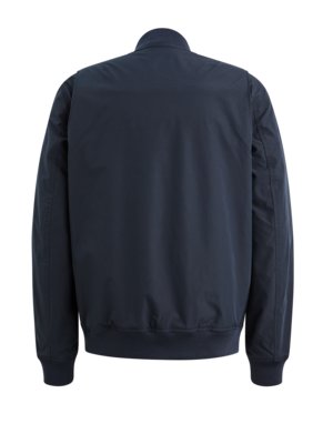 Rückansicht einer dunkelblauen Bomberjacke. Die Jacke hat einen Stehkragen, lange Ärmel mit gerippten Bündchen und einen gerippten Saum. Das Material wirkt glatt und leicht glänzend.