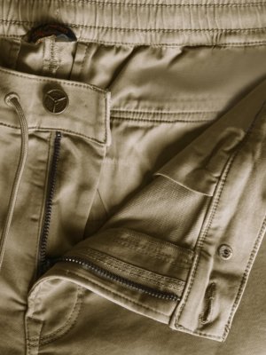Softe Cargohose aus einem Materialmix