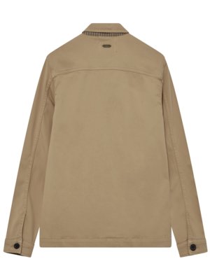 Rückansicht einer beigefarbenen Jacke. Die Jacke hat einen Kragen und lange Ärmel mit Knöpfen. Der Rücken ist glatt. Oben am Kragen ist ein kariertes Muster zu erkennen.