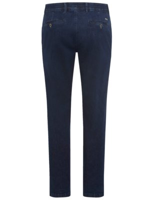 Dunkelblaue Jeanshose von hinten. Die Hose hat einen Bund mit Gürtelschlaufen, zwei Eingrifftaschen und zwei Gesäßtaschen. Der Stoff ist leicht strukturiert. Die Beine sind gerade geschnitten.
