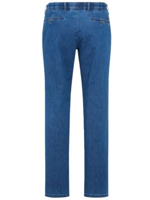 Hellblaue Jeanshose von hinten betrachtet. Die Hose hat einen Bund mit Gürtelschlaufen und zwei Gesäßtaschen. Das Material scheint Denim zu sein, mit sichtbaren Nähten. Die Hose hat einen geraden Schnitt.