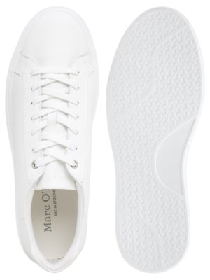 Zwei weiße Sneaker, einer von oben, einer von unten abgebildet. Der obere Sneaker hat Schnürsenkel und das Logo "Marc O' Est. in Stockholm" auf der Zunge. Die Sohle des anderen Schuhs ist mit einem Profil versehen. Beide Schuhe sind auf weißem Hintergrund.