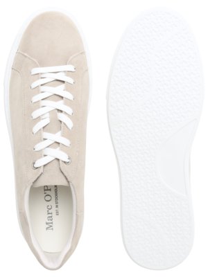 Zwei hellbeige Sneakers auf weißem Hintergrund. Der linke Schuh hat weiße Schnürsenkel und eine weiße Sohle. Der rechte Schuh zeigt die weiße Sohle mit Profil. Auf der Innenseite steht "Marc O'P. Est. in Stockholm".