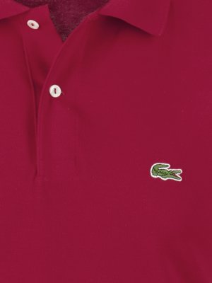 Poloshirt-in-Pique-Qualität-mit-kleiner-Logo-Stickrei
