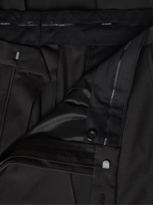 Suit trousers made from an elastic virgin wool blend