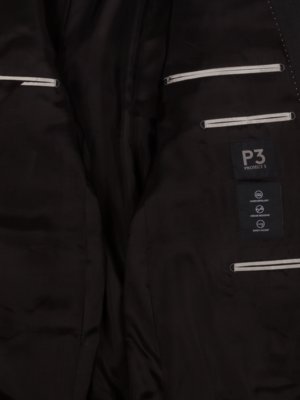 Innenansicht eines schwarzen Anzugs. Sichtbar sind mehrere Taschen, die mit weißen Streifen eingefasst sind. Ein eingenähtes Label zeigt die Aufschrift "P3 Project 3" und Piktogramme. Der Stoff des Anzugs ist glatt.