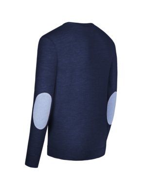 Ein dunkelblauer Pullover von hinten mit hellblauen Ellenbogen-Patches. Der Pullover hat lange Ärmel, die Ellenbogen-Patches sind oval geformt. Die Farbe des Hintergrundes ist weiß.